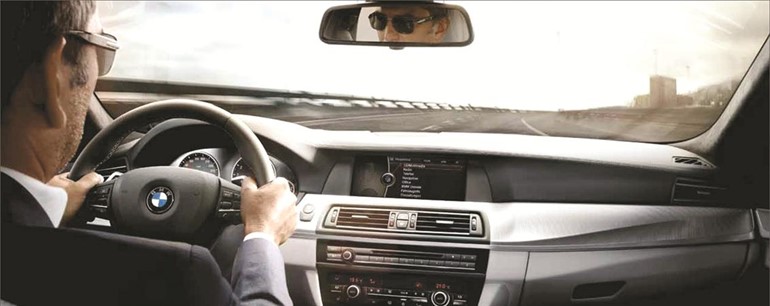 «علي الغانم» تكرّم المعلمين بعرض فريد