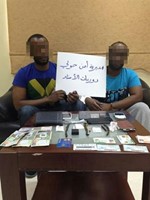 المواطن والعراقي في مديرية امن حولي وامامهما المضبوطات﻿