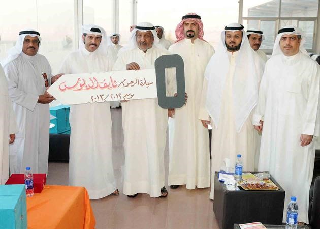 تسليم مفتاح سيارة الدبوس للفائز﻿