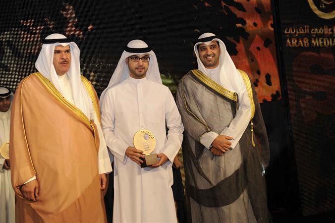 عمار تقي متسلما درعا تذكارية ﻿