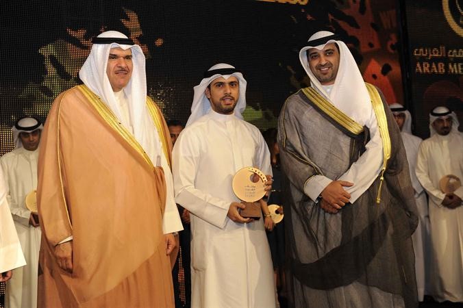 سعود السنعوسي متوسطا الشيخ محمد العبدالله والشيخ سلمان الحمود﻿