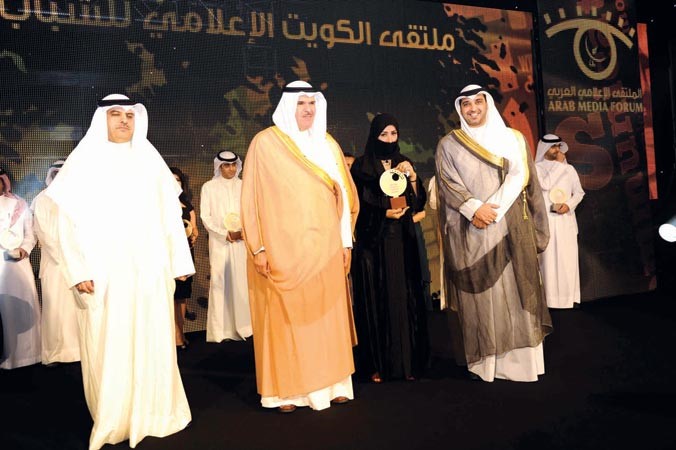 الشيخ سلمان الحمود متوسطا الشيخ محمد العبدالله وماضي الخميسهاني عبدالله