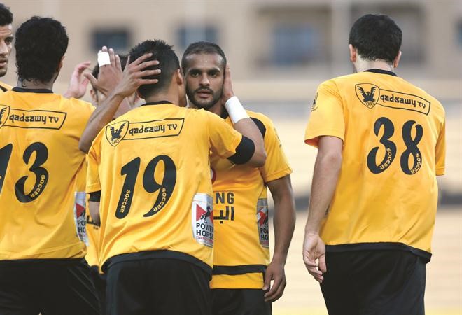 فرحة لاعبي القادسية بعد تسجيل نواف المطيري الهدف الثاني الازرقكوم 