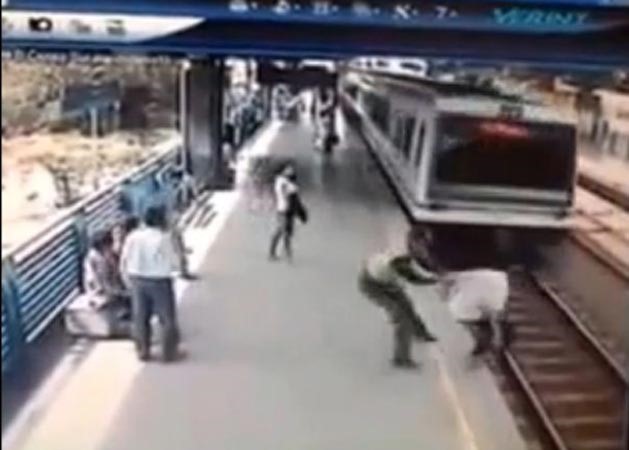 بالفيديو.. لحظة إنقاذ شرطي لحياة شخص حاول الإنتحار في محطة القطار