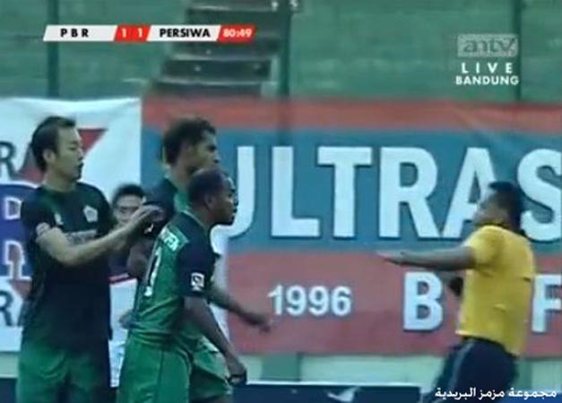 بالفيديو.. لكمة قاتلة في وجه الحكم تُكلف لاعب الإيقاف مدى الحياة بإندونيسيا