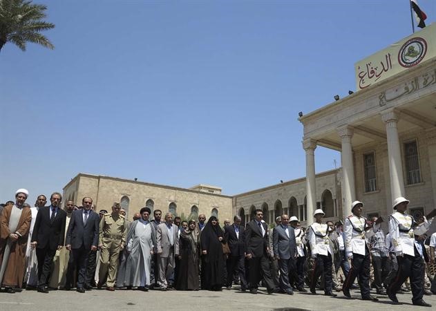 رئيس الحكومة العراقية نوري المالكي يتقدم مشيعي قتلى الجيش في الانبار	 رويترز﻿