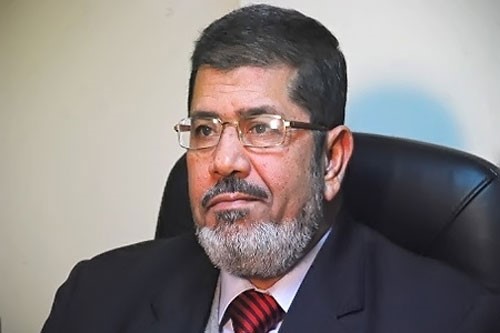 مرسي يطلب من شخصيات التدخل لحل الأزمة بين الرئاسة والقضاء