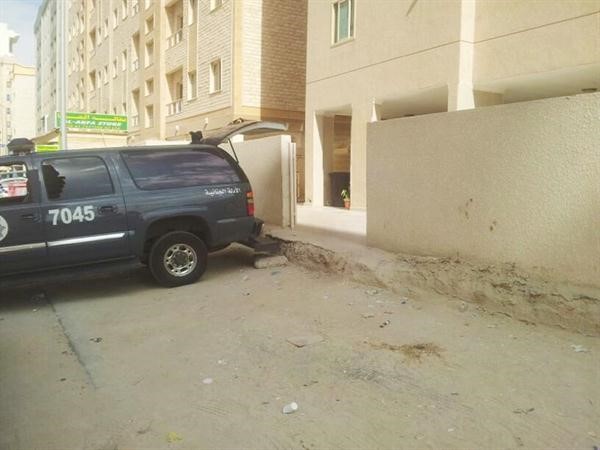 سيارة الادلة الجنائية تنتظر جثة البنغالي﻿