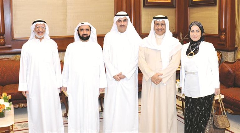 سمو رئيس الوزراء متوسطا رئيس واعضاء اللجنة