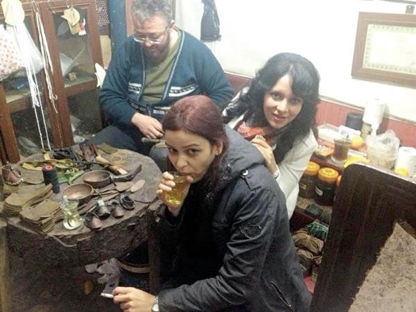  ومع فريق برنامجها الجديد