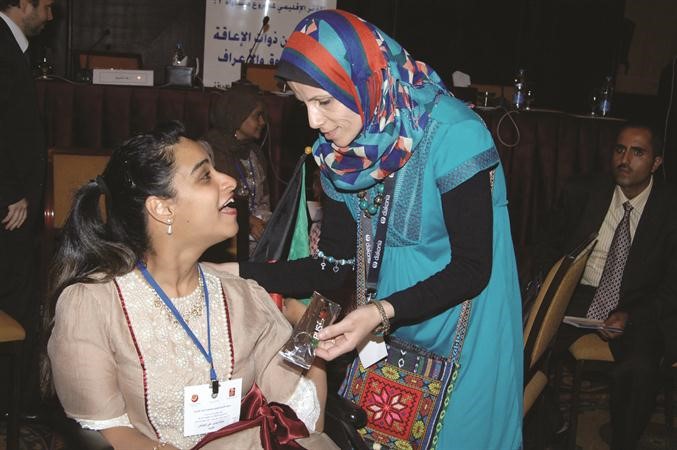 احدى المشاركات تتقدم باهداء الى عائشة﻿