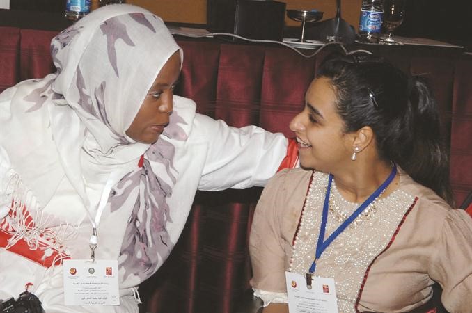 عائشة مع احدى المشاركات في المؤتمر﻿