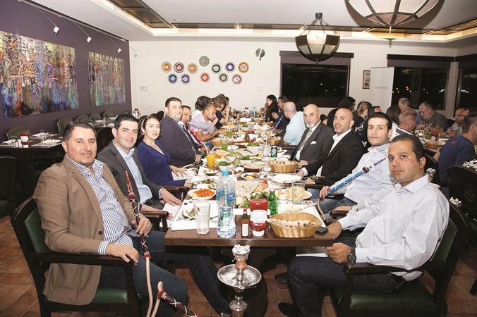 العاملون برعد وافيوني مع الحضور من الاعلاميين﻿