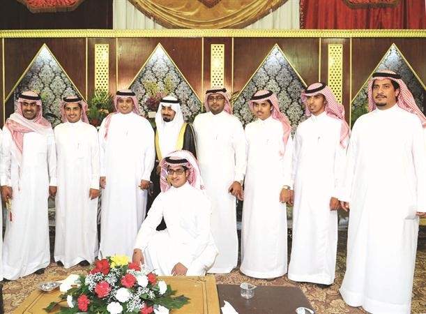 المعرس متوسطا الاهل في لقطة تذكارية﻿