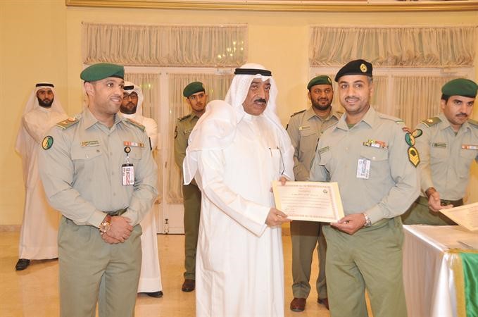 الفريق ناصر الدعي مكرما احد المشاركين﻿