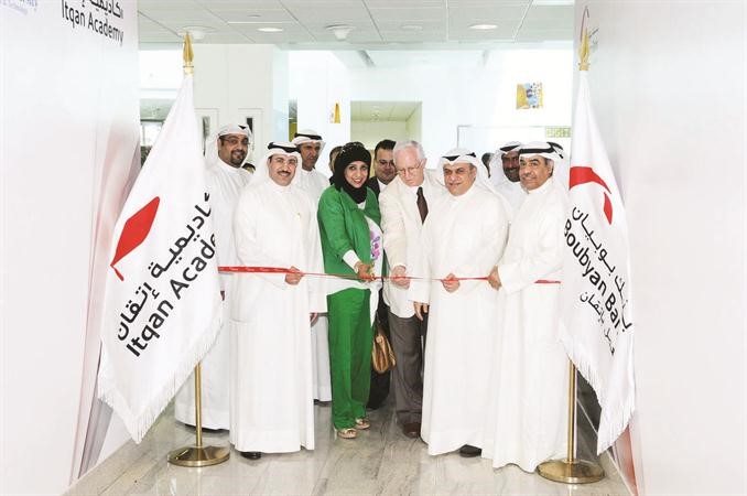 مسؤولو البنك والجامعة اثناء قص الشريط