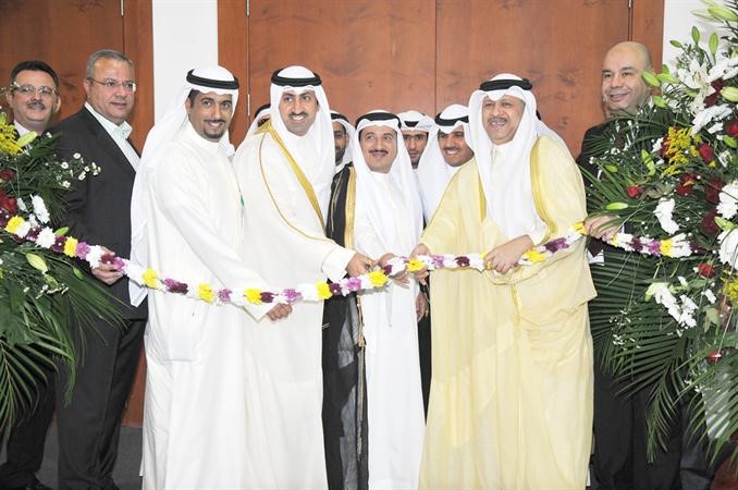 الشيخ نمر الصباح والشيخ مالك الصباح ووليد القدومي خلال افتتاح معرض العقار والاستثمار محمد خلوصي