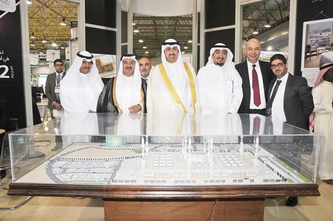 الشيخ نمر الصباح والشيخ مالك الصباح و وليد القدومي يطالعون مجسما لاحد المشروعات العقارية 