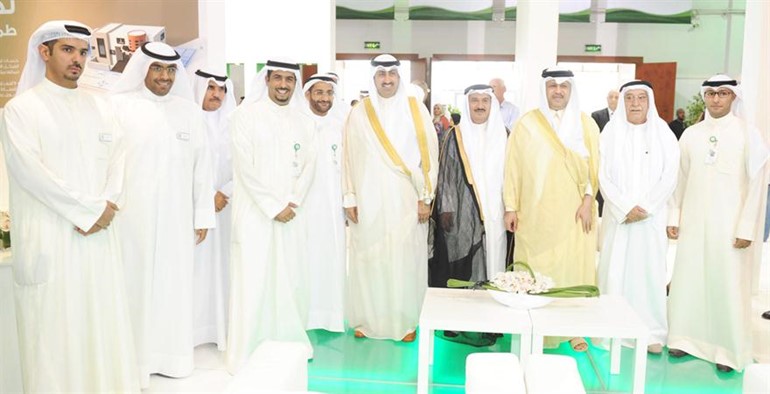  الشيخ نمر الصباح خلال زيارته لجناح بيتك 
