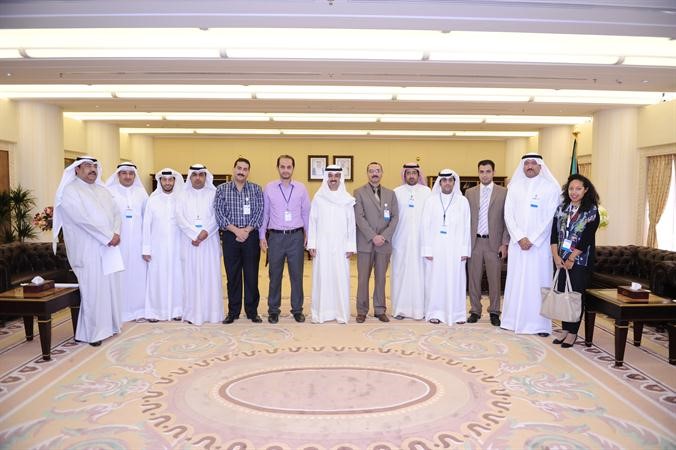 الرئيس علي الراشد متوسطا المحررين البرلمانيين قبل اجتماعه بهم في مكتبه ظهر امس