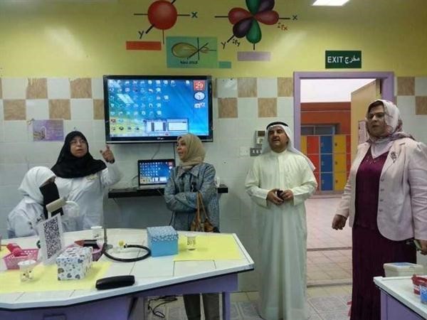 مريم الوتيد ومحمد الكندري خلال الجولة في المدرسة﻿