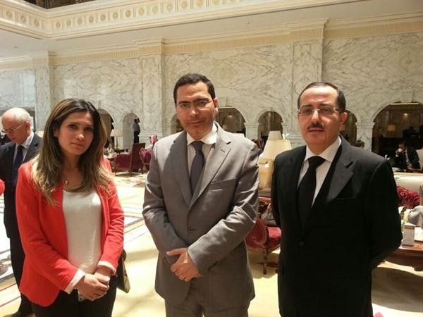 وزير الاتصال والناطق الرسمي باسم الحكومة المغربية مصطفى الخلفي والسفير المغربي د يحيى بناني والزميلة بيان عاكوم