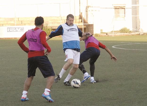المدرب الروماني ايوان مارين يراوغ جراح العتيقي خلال التدريبات في بيروت امس 	محمود الطويل﻿