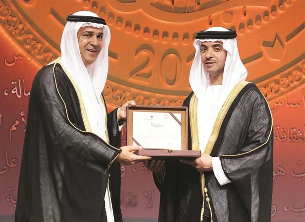 الشيخ هزاع بن زايد يسلم الجائزة الى معلي اليوحة ﻿