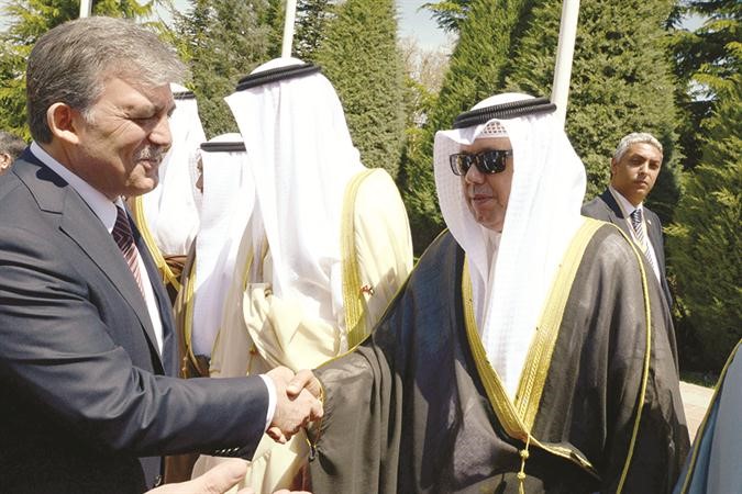 الرئيس التركي عبدالله غول مصافحا السفير احمد فهد الفهد مدير مكتب صاحب السمو الامير 
