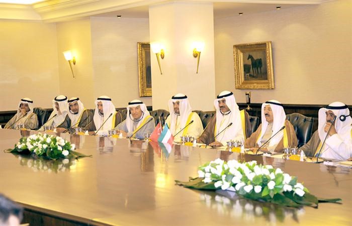 صاحب السمو الامير الشيخ صباح الاحمد مع الوفد الكويتي المشارك في المباحثات