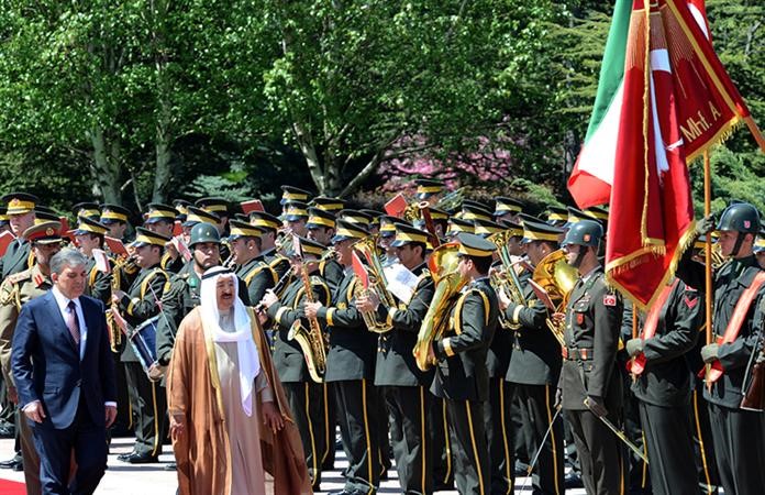 صاحب السمو الامير الشيخ صباح الاحمد والرئيس التركي عبدالله غول يستعرضان حرس الشرف