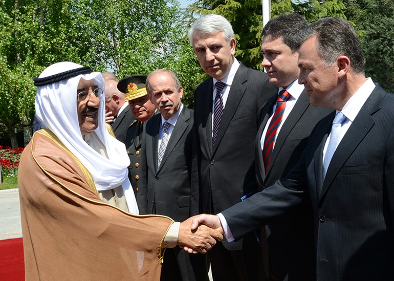 صاحب السمو الامير الشيخ صباح الاحمد مصافحا بعض المسؤولين الاتراك