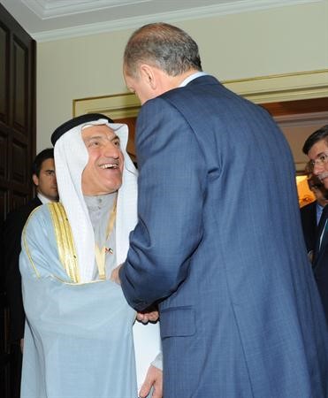اردوغان مصافحا المستشار في الديوان الاميري محمد ابو الحسن