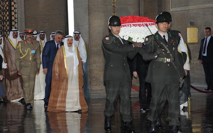 صاحب السمو الامير لدى وضع اكليل من الزهور على ضريح اتاتورك