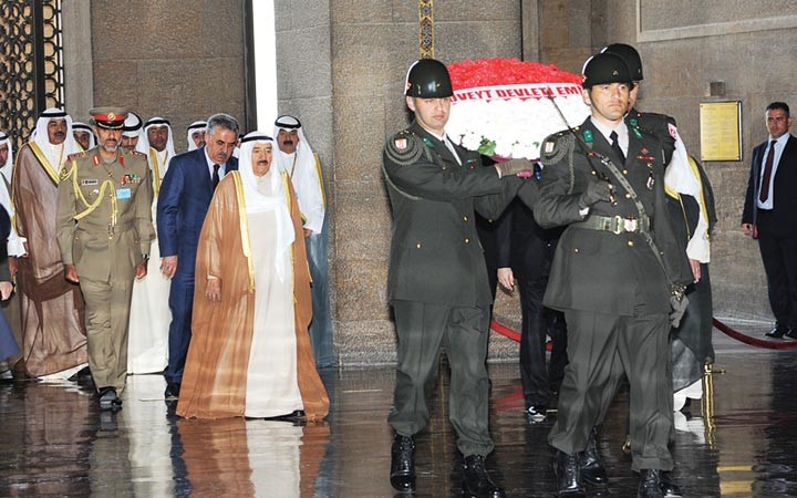 صاحب السمو الامير الشيخ صباح الاحمد يضع اكليلا من الزهور على ضريح اتاتورك