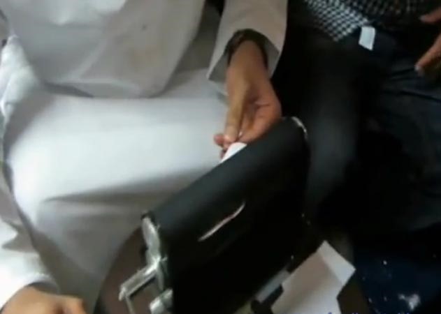 بالفيديو.. ساحر إماراتي يحول الأوراق إلى عملات حقيقية أمام مشاري البلام ولطيفة المجرن