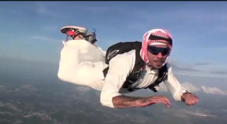 بالفيديو.. مظلي كويتي يقفز من سماء فلوريدا مرتدياً الدشداشة والغترة والعقال