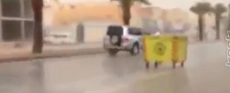بالفيديو.. حاوية نفايات جرفتها الأمطار تسابق السيارات بالرياض!