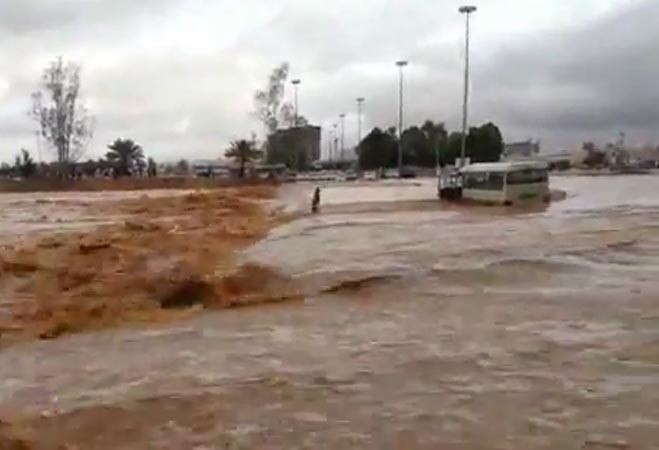بالفيديو.. شاهد بطولة سوداني خاطر بحياته لإنقاذ سائق حافلة من الغرق في سيول حائل
