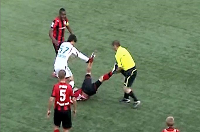 بالفيديو.. إيقاف حكم مساعد مدى الحياة بعد إعتدائه على لاعب بطريقة عنيفة