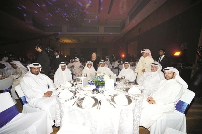 الشيخ دعيج الخليفة والشيخ ناصر المبارك مع ماجد العصفور ومحمد جابر وباسم عبدالامير وهيا الشعيبي وبن هندي اثناء الحفل