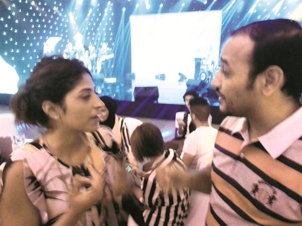الفنانة شجون متحدثة للزميل عبد الحميد الخطيب