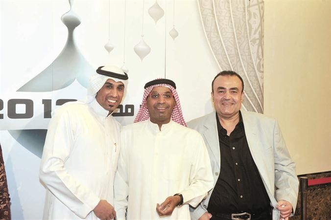 النجم طارق العلي وسعد كنعان والزميل ياسر العيلة وابتسامة لعدسة الانباء