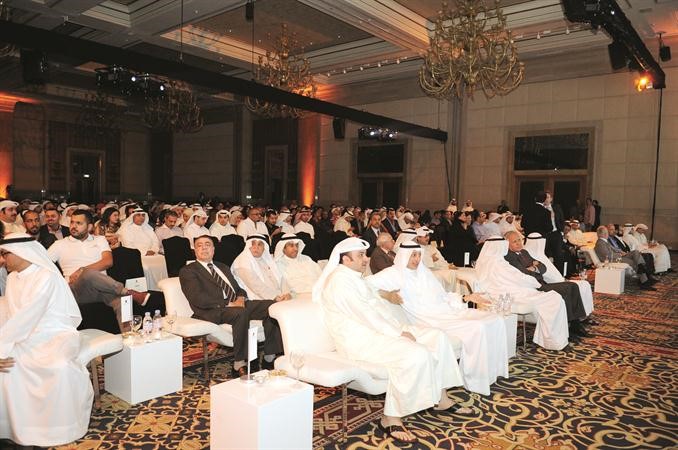 علي مراد بهبهاني واحمد بهبهاني والسفير الالماني لدى الكويت فرانك مان يتقدمون كبار الشخصيات