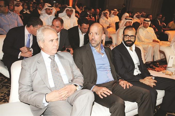 عدد كبير من الحضور يتابع اطلاق بورشه الجديدة 