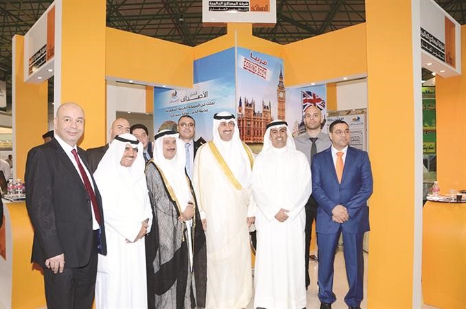 الشيخ نمر الصباح واحمد الماجد وطاقم شركة المساكن﻿