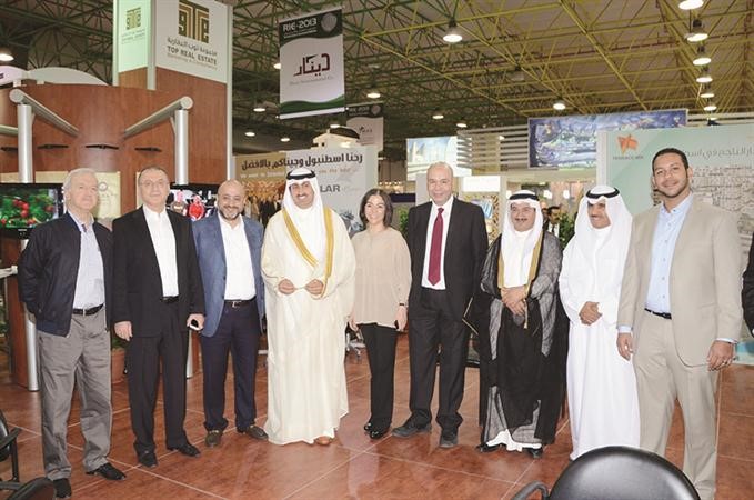 الشيخ نمر الصباح متوسطا سردار انان وجلسان في جناح توب العقارية بالمعرض﻿