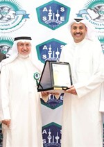 جانب من تسليم الجائزة﻿