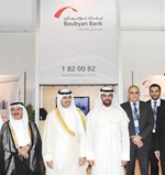 نمر الصباح خلال زيارته لجناح البنك