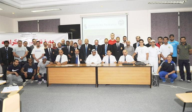 المحاضرون والمتدربون في دورة لعبة الكاراتيه ﻿